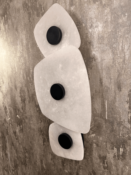 3 Katlı Alabaster Mermer Görünümlü Aplik – Heykelsi, Katmanlı ve Lüks Duvar Aydınlatması