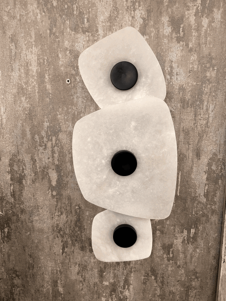 3 Katlı Alabaster Mermer Görünümlü Aplik – Heykelsi, Katmanlı ve Lüks Duvar Aydınlatması