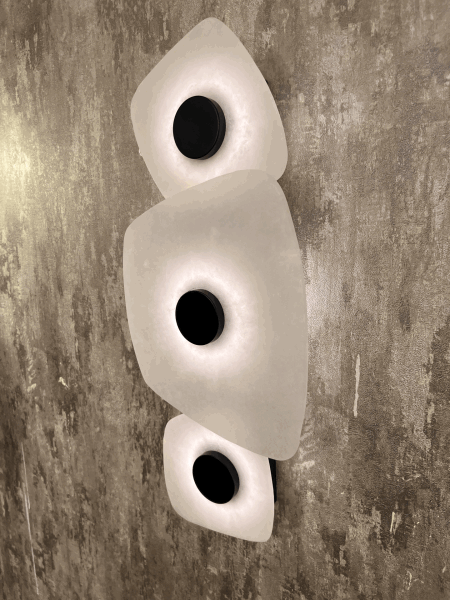 3 Katlı Alabaster Mermer Görünümlü Aplik – Heykelsi, Katmanlı ve Lüks Duvar Aydınlatması