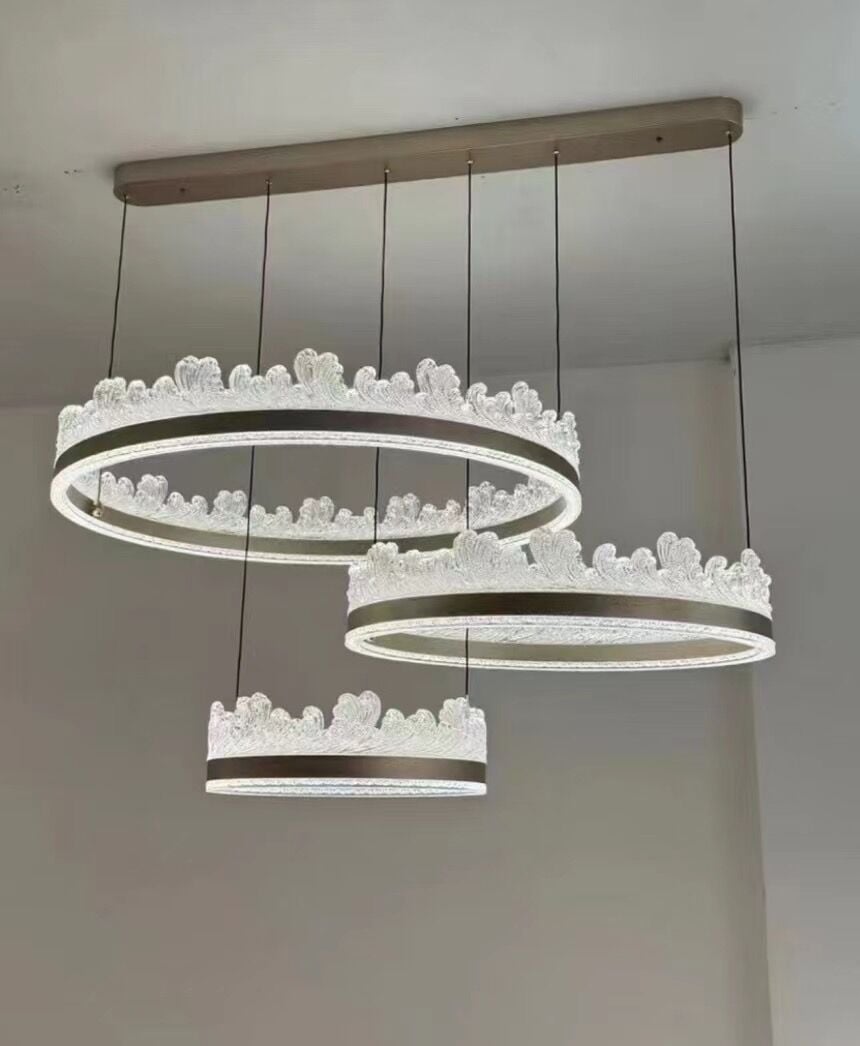 3 Katmanlı Akrilik Avize – Galeri Boşluğu ve Büyük Salon