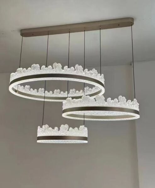 Besa 3 Katmanlı Avize | Galeri Boşluğu ve Büyük Salonlar İçin Görkemli Akrilik Lamba