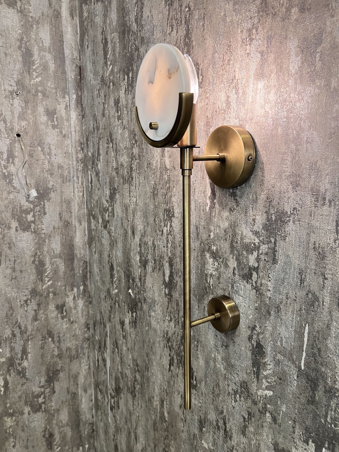 Mermer Görünümlü Aplik Duvar Lambası – Lüks ve Zamansız Tasarım Dekoratif Accent Aydınlatma