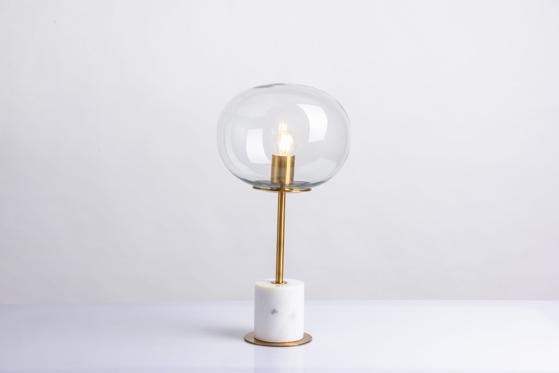 Modern Mermer Ayaklı Cam Abajur | Şeffaf Cam Küre Başlıklı, Gold Metal Gövdeli Masa Lambası