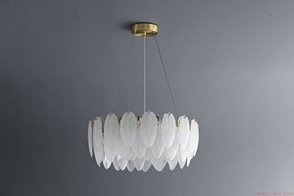 60 cm Çapında Tüy Sarkıt Avize – Lüks, Yumuşak ve İddialı Büyük Boy Salon ve Yatak Odası Aydınlatması