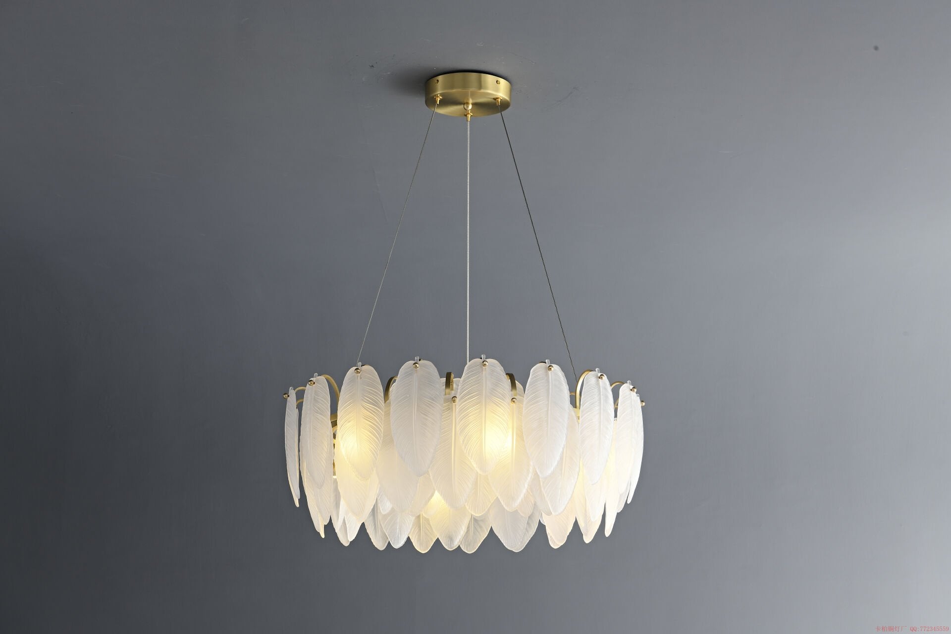 60 cm Çapında Tüy Sarkıt Avize – Lüks, Yumuşak ve İddialı Büyük Boy Salon ve Yatak Odası Aydınlatması