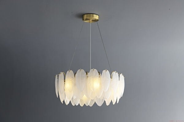 60 cm Çapında Tüy Sarkıt Avize – Lüks, Yumuşak ve İddialı Büyük Boy Salon ve Yatak Odası Aydınlatması