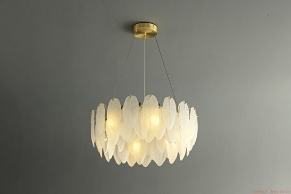 60 cm Çapında Tüy Sarkıt Avize – Lüks, Yumuşak ve İddialı Büyük Boy Salon ve Yatak Odası Aydınlatması