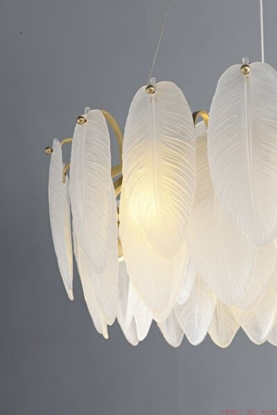 60 cm Çapında Tüy Sarkıt Avize – Lüks, Yumuşak ve İddialı Büyük Boy Salon ve Yatak Odası Aydınlatması