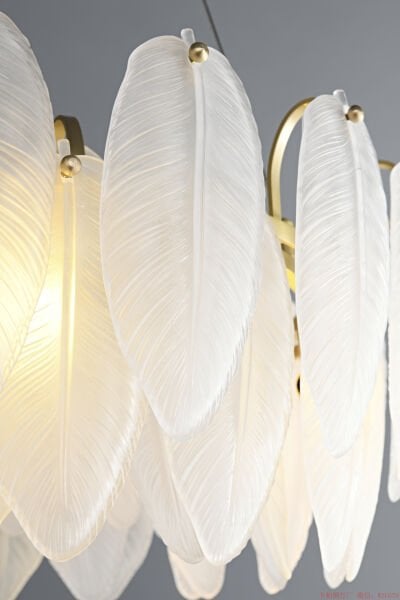 60 cm Çapında Tüy Sarkıt Avize – Lüks, Yumuşak ve İddialı Büyük Boy Salon ve Yatak Odası Aydınlatması