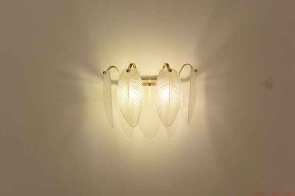 Tüy Aplik Duvar Lambası – Yumuşak Işık Yayan Romantik Yatak Odası ve Dekoratif Salon Aydınlatması