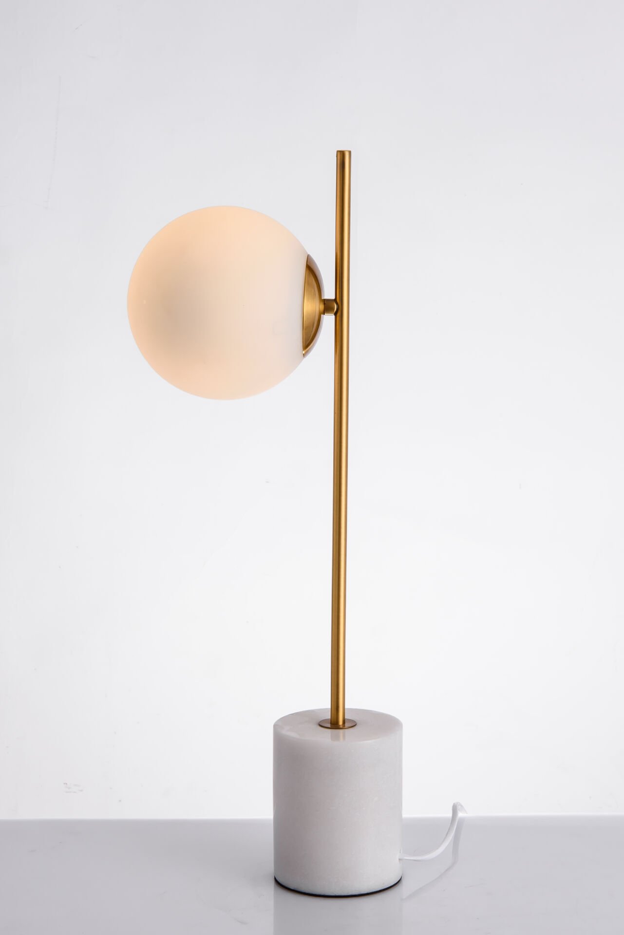 Modern Mermer Ayaklı Cam Küre Abajur | Opal Cam Başlıklı, Gold Metal Gövdeli Masa Lambası