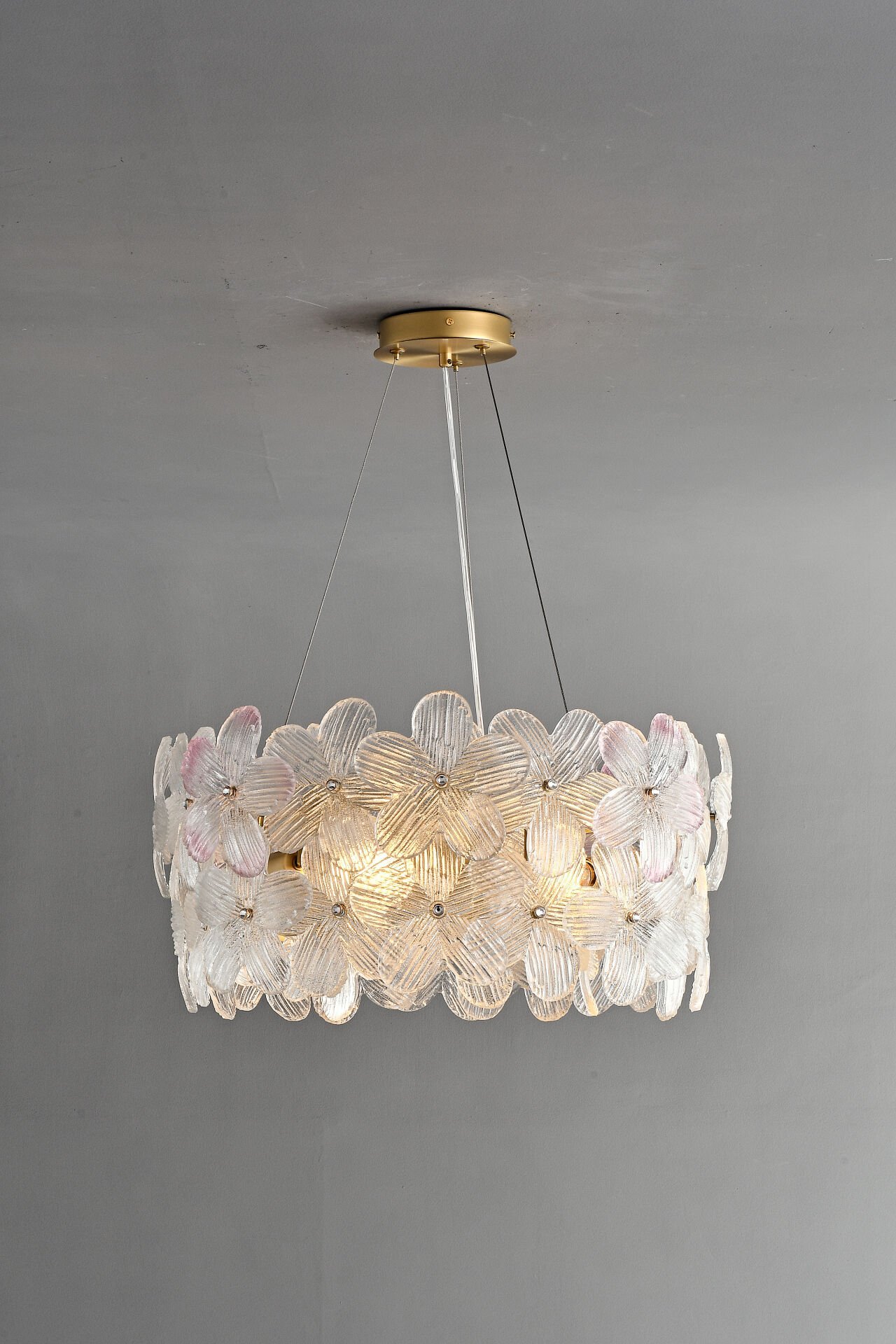 Çiçek Formlu Cam Avize – Altın Gövdeli Modern Sarkıt Aydınlatma