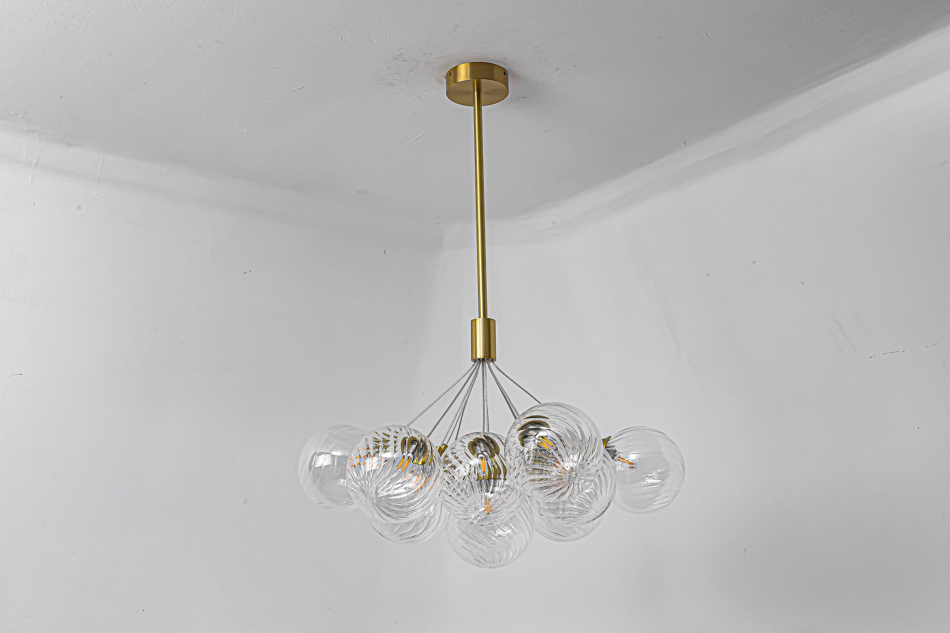 Modern Cam Küre Avize – Altın Gövdeli Dekoratif Sarkıt Aydınlatma