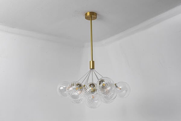 Modern Cam Küre Avize – Altın Gövdeli Dekoratif Sarkıt Aydınlatma