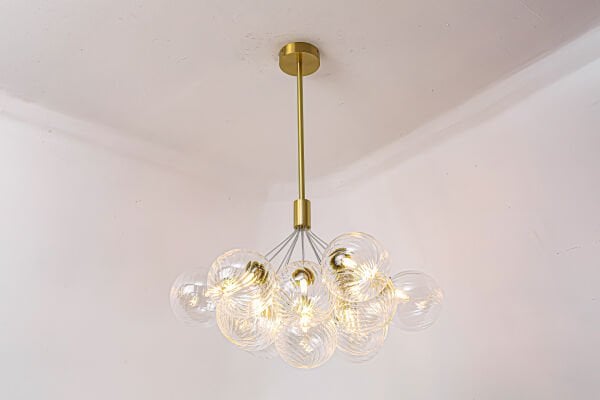 Modern Cam Küre Avize – Altın Gövdeli Dekoratif Sarkıt Aydınlatma
