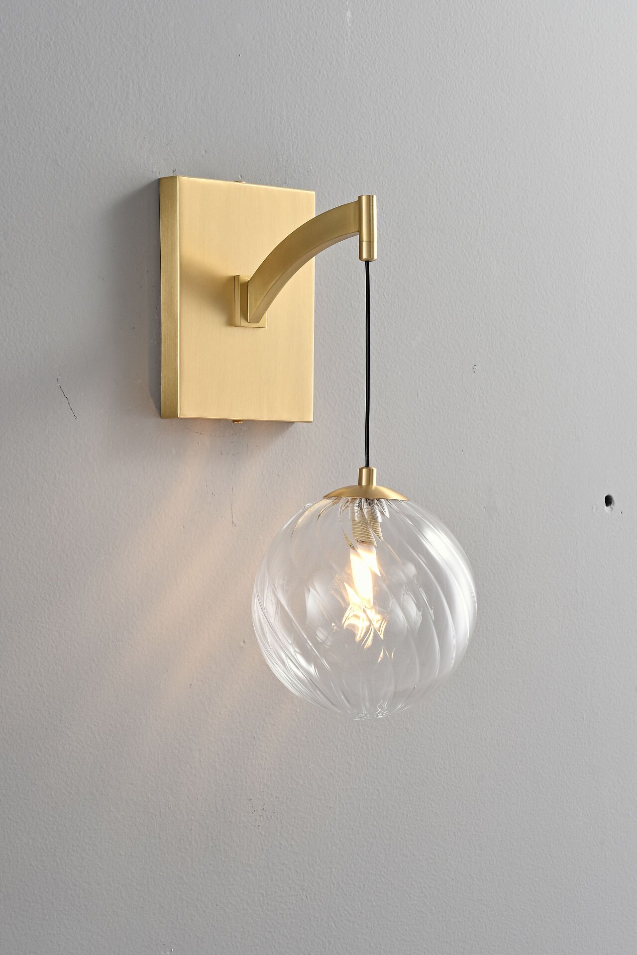 Altın Renk Cam Küre Duvar Apliği – Modern Sarkıt Başlıklı Duvar Aydınlatması