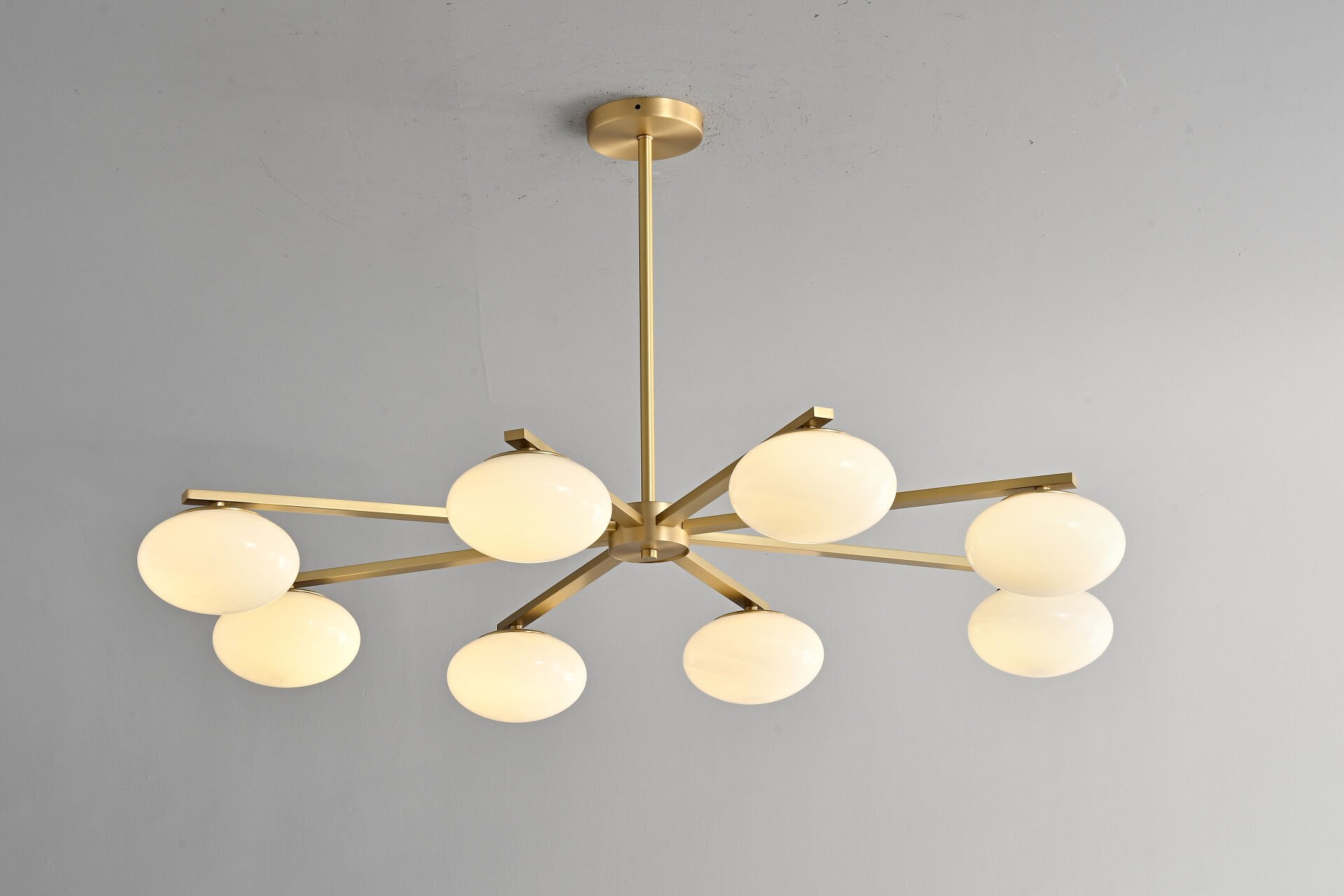 Altın Gövde Opal Cam Küre Avize – Modern 8 Kollu Sarkıt Avize