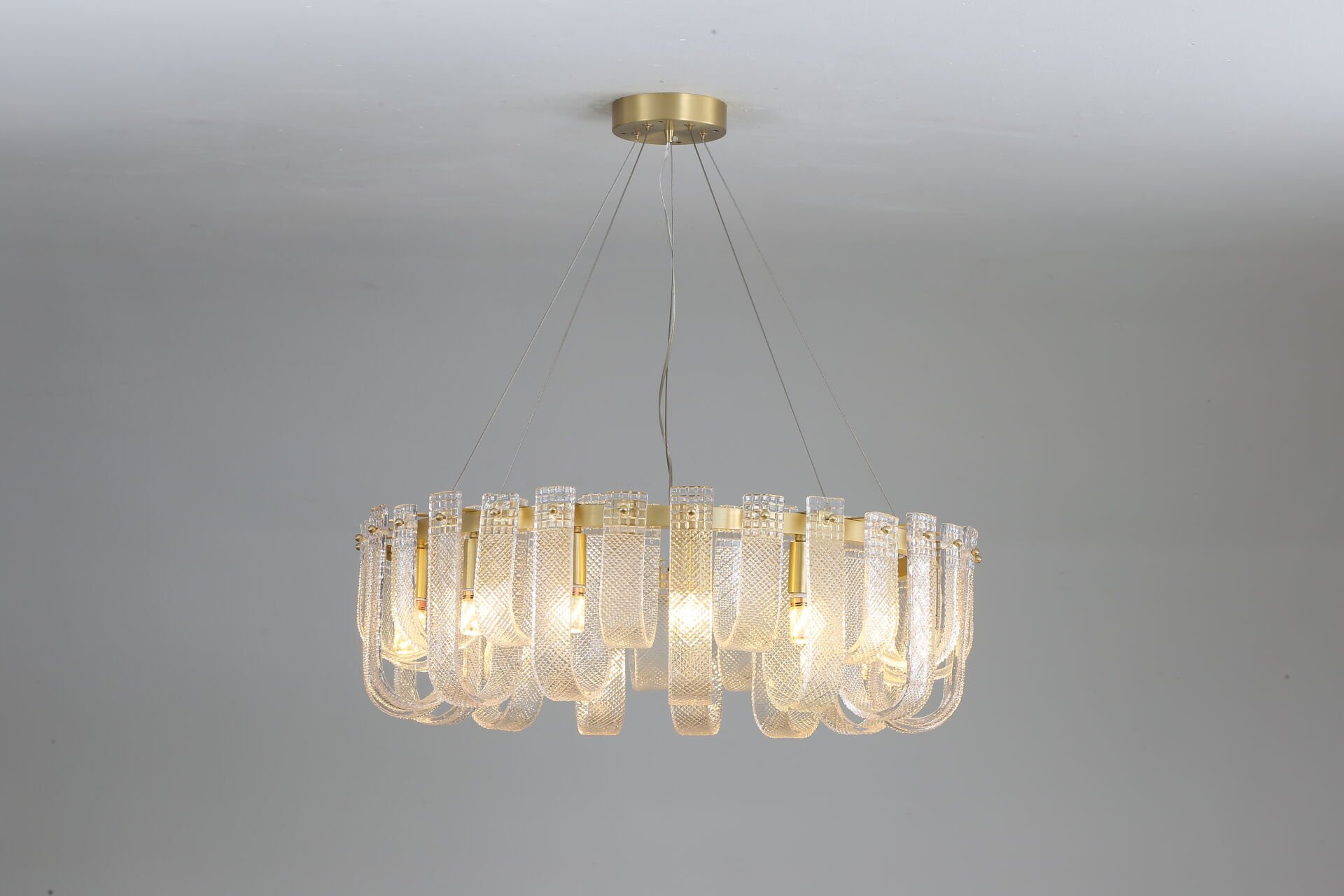 Modern Gold Detaylı Kristal Cam Sarkıt Avize – Lüks ve Zarif Tasarım