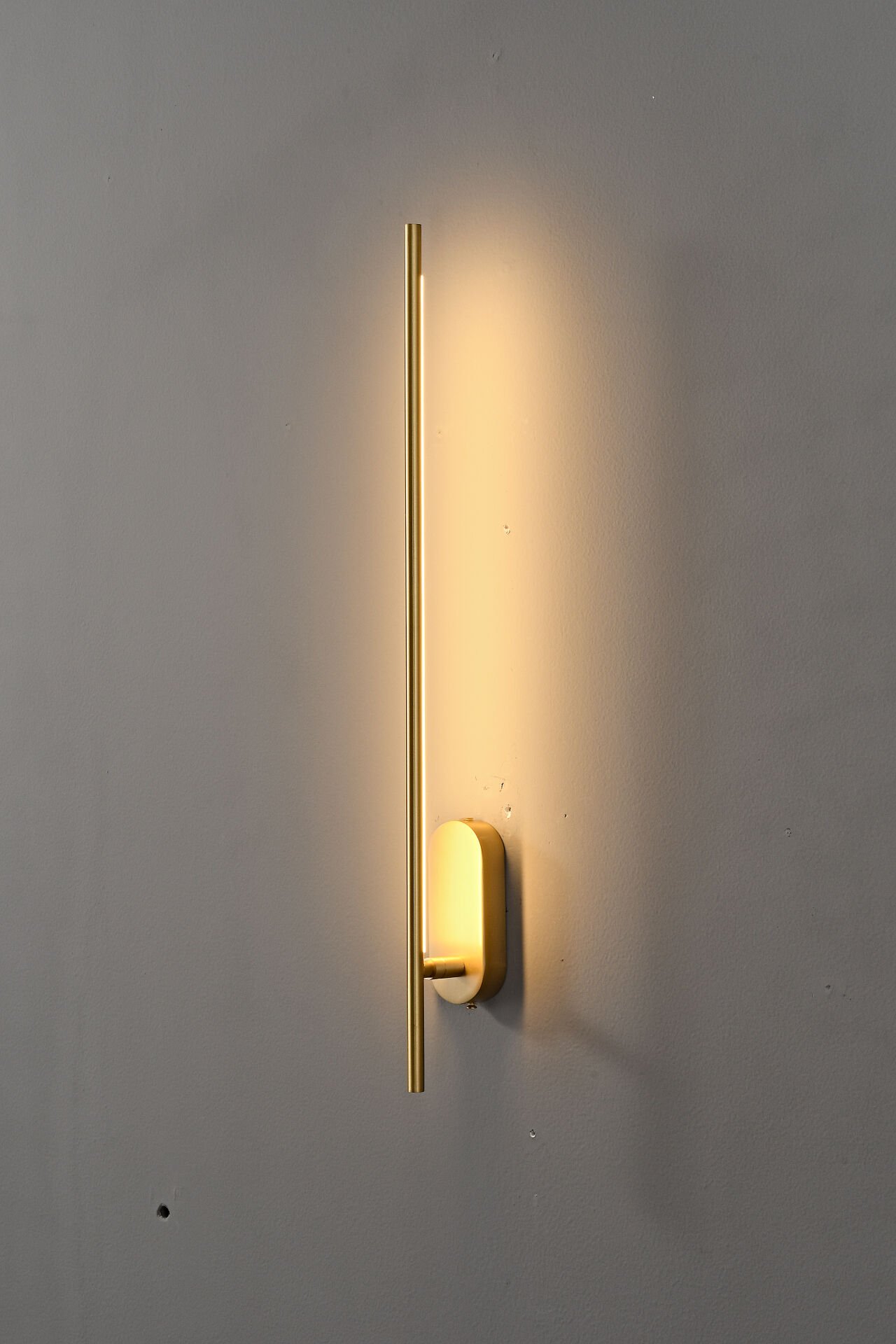 Gold Dikey LED Duvar Apliği – Minimal