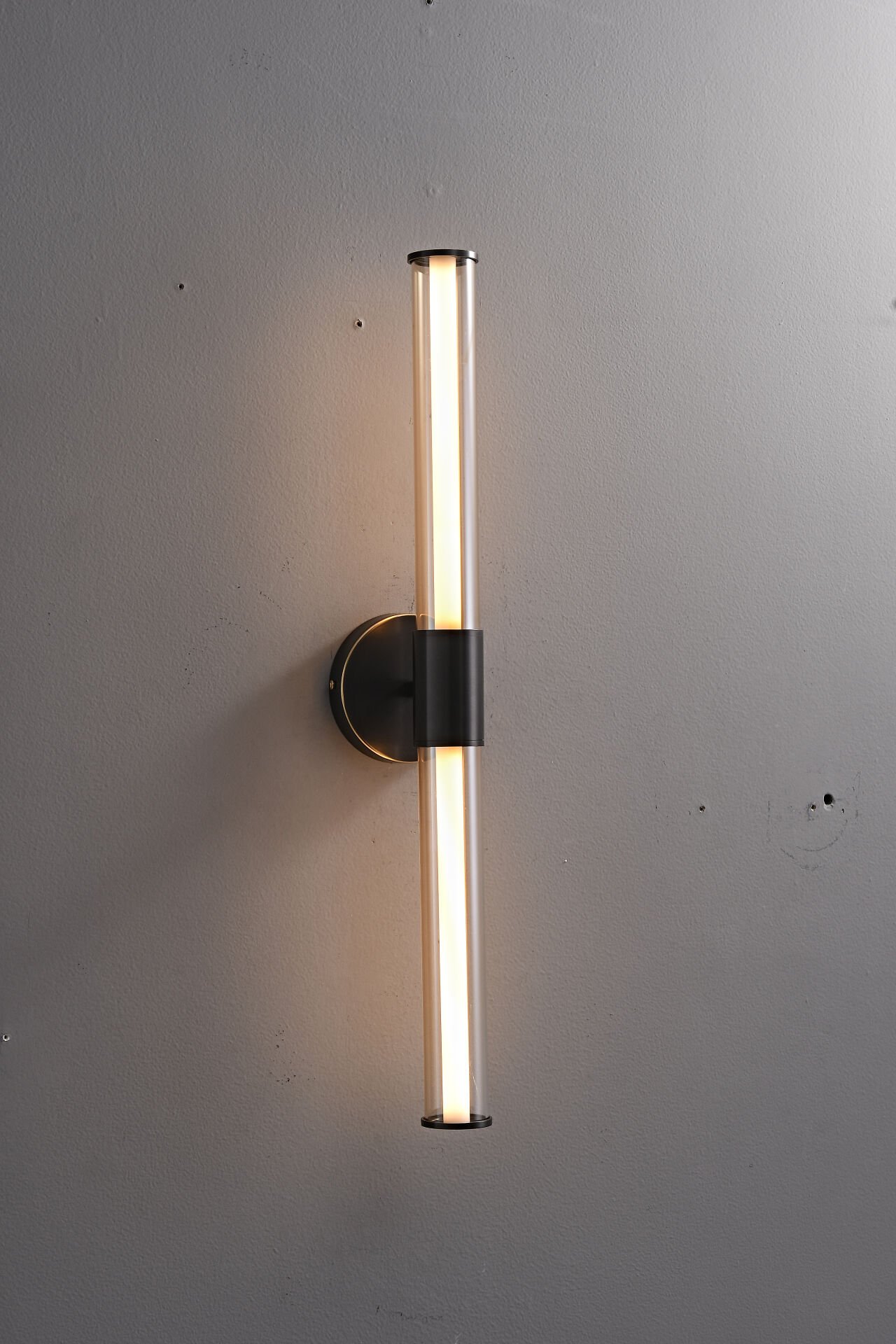 Siyah Gold Detaylı Dikey LED Duvar Apliği | Modern Minimal Cam Tüplü Aydınlatma