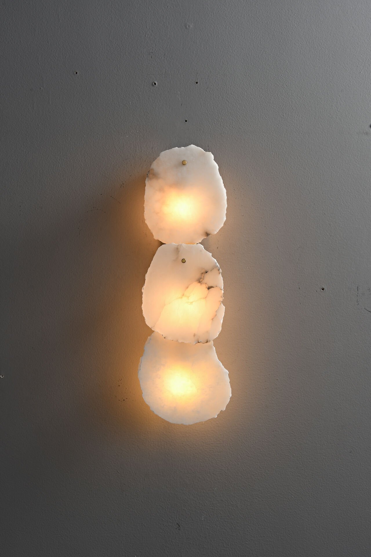 Doğal Taş Görünümlü Duvar Apliği | Organik Formlu Üçlü Modern Aydınlatma