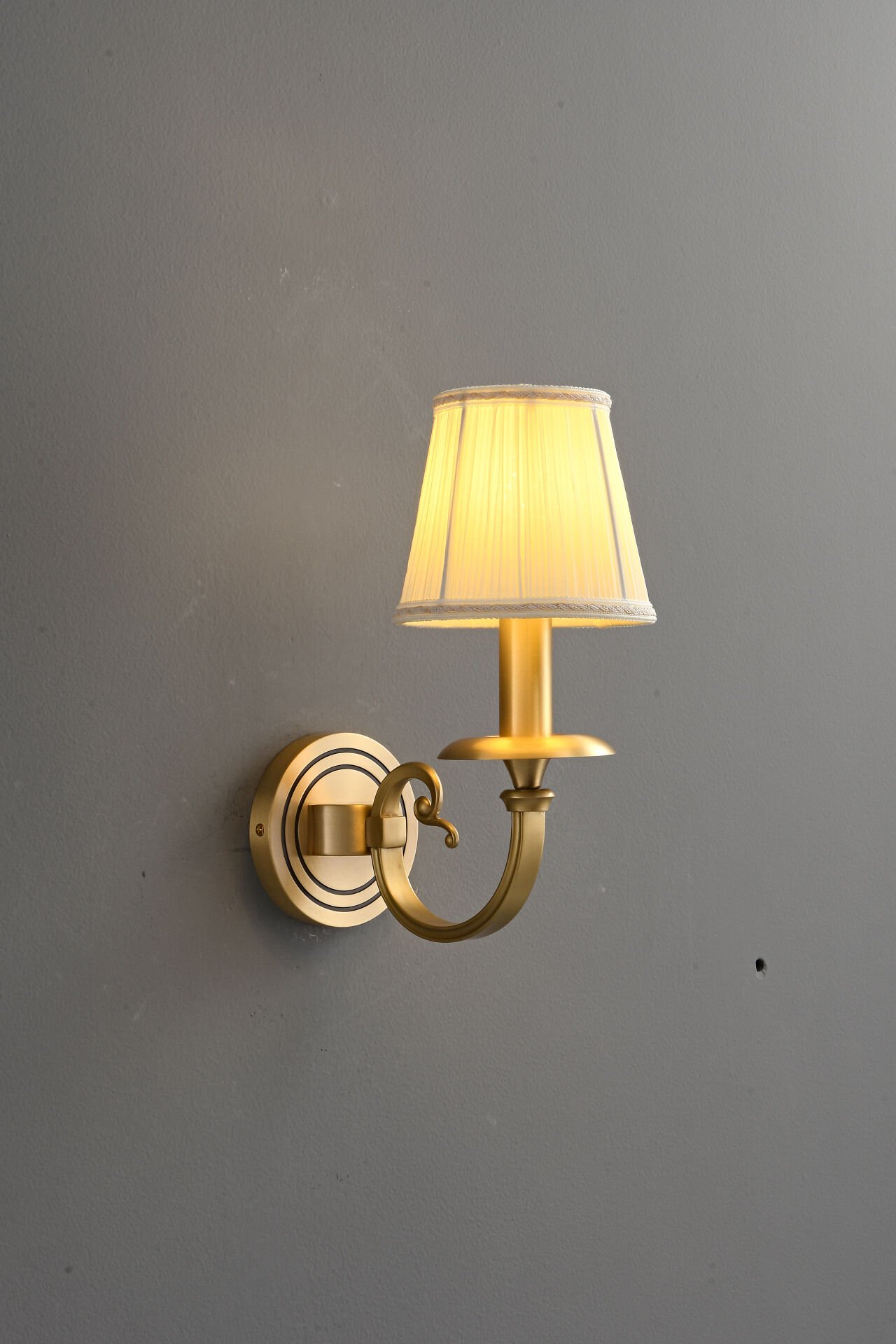 Klasik Kumaş Şapkalı Altın Duvar Apliği - Retro Şık Yatak Odası ve Salon Gece Lambası