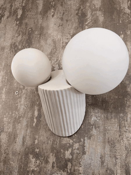 Besa Design Çift Küreli Modern Duvar Apliği – Beyaz Yivli Gövdeli Dekoratif Aydınlatma